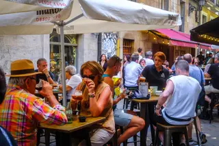Varias personas en la terraza de un bar
