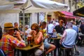 Varias personas en la terraza de un bar