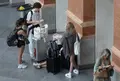 Varias personas con maletas en la estación de Puerta de Atocha-Almudena Grandes. - Eduardo Parra - Europa Press - Archivo