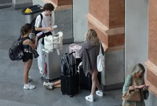 Varias personas con maletas en la estación de Puerta de Atocha-Almudena Grandes. - Eduardo Parra - Europa Press - Archivo