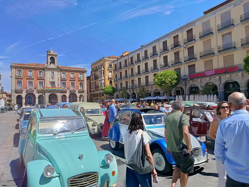 Concentración de Citroën 2CV en la Plaza Mayor