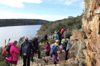 Peregrinos de ruta en las inmediaciones del embalse de Ricobayo.