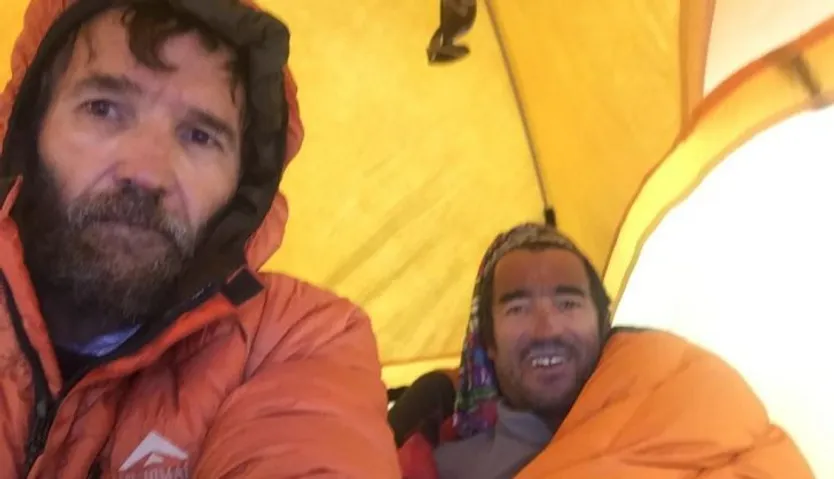 Imagen de los dos compañeros en el Campamento 3. Foto Martín Ramos