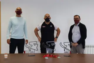El Ayuntamiento de Benavente recibe al motociclista Carlos Blanco