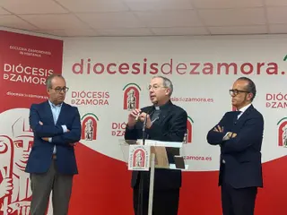 El obispo Fernando Valera y el ecónomo José Manuel Chillón en la rueda de prensa