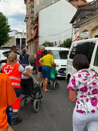 Traslado de mayores durante los incendios. Cruz Roja