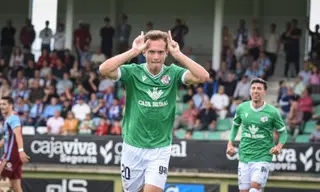 Tresaco celebra el gol ante la Gimnástica Segoviana.