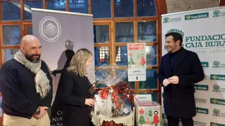 Víctor López de la Parte y Belén Panero en la presentación de la cesta solidaria del Mercadillo