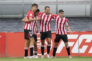 Los jugadores del Bilbao Athletic celebran el gol anotado ante el Andorra. Athletic Club