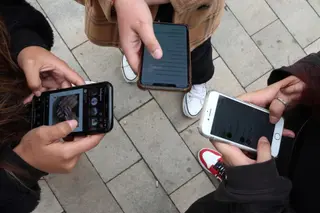 Jóvenes utilizando sus teléfonos móviles FUNDACIÓN ADSIS