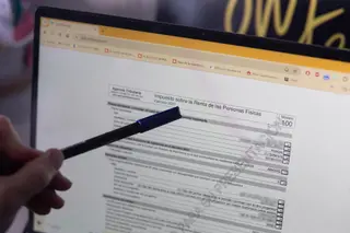 Una persona hace la declaración de la renta en un ordenador Eduardo Parra Europa Press Archivo