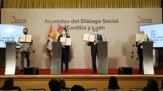 Alfonso Fernández Mañueco en la firma de un acuerdo
