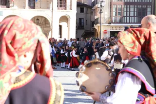 El Grupo de Doña Urraca baila en la Plaza Mayor ante una gran expectación 