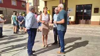 La delegada territorial, Clara San Damián visita la oficina de afectados por el incendio en Ferreras de Abajo
