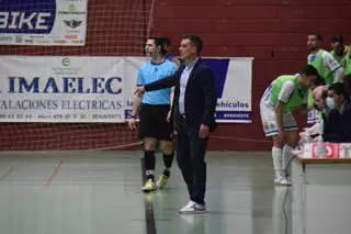 Chema Sánchez da instrucciones a sus jugadores