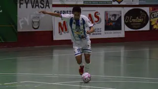 Jesús Preciado lanza a portería.