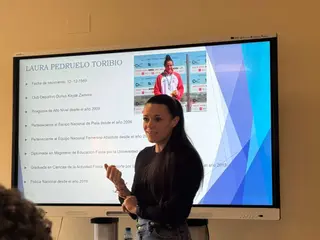 Laura Pedruelo inculca los valores del deporte y de la igualdad en un instituto de la provincia