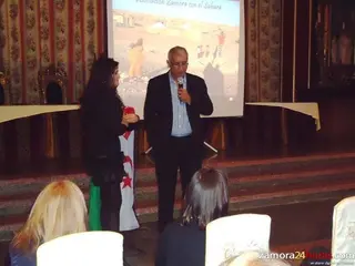 Familias de acogida y simpatizantes con la causa saharaui asisten en Coreses a un acto benéfico