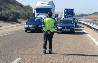Guardia Civil en la autovía. Archivo
