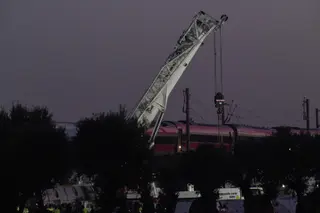 Agentes de los Servicios de Emergencias trabajan en el lugar del accidente ferroviario de Urda. Eusebio García del Castillo. Europa Press