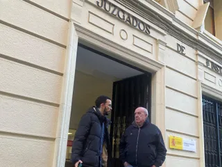 Miguel Ángel Llamas acompañado de Santiago López en la Audiencia Provincial de Zamora durante el juicio contra Eladio de Pedro. Archivo