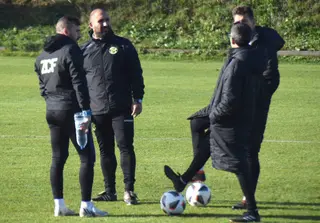 Reunión del cuerpo técnico durante un entrenamiento del Zamora CF