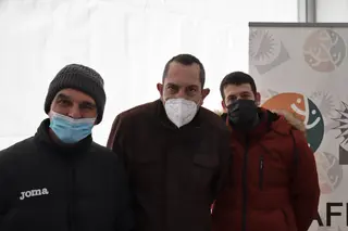 Javier Hernández, en el centro, posa junto a sus compañeros