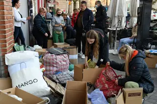 Varias personas comida en cajas durante la recogida de ayuda para Ucrania. Fernando Sánchez Europa Press
