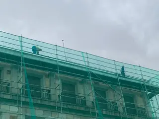 Imagen de dos obreros trabajando en Zamora Foto M.L