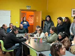 Beatriz Asensio y Mercedes Benítez durante la actividad 'Collage inclusivo'