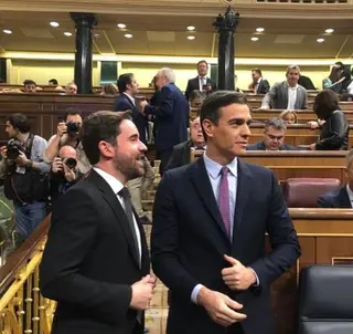 02 PSOE Zamora. Pedro Sánchez y Antidio Fagúndez sesión investidura 04 01 2020
