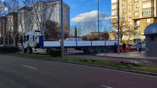 Camión atascado en la vía de servicio de Cardenal Cisneros.