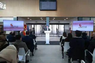 El presidente de la Junta visita la estación de autobuses de Benavente | JL Leal ICAL