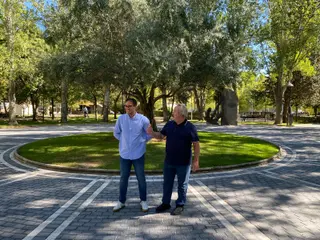 Pablo Novo y Francisco Guarido en la zona renovada de La Marina