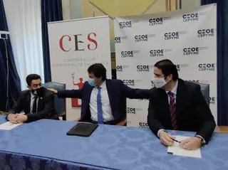 Mañueco, junto a los presidentes de CES, José Vicente Martín (i), y de CEOE Cepyme Salamanca, David García (D). EUROPA PRESS