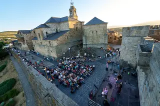 Vista aérea del concierto de Folk On Crest junto al castillo de Puebla
