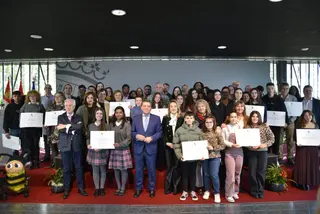 Luis Miguel González Gago con los representantes de los centros educativos premiados