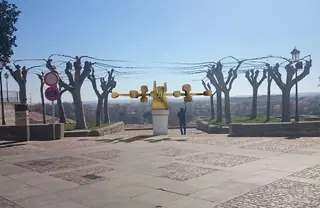Proponen reubicar la obra de Coomonte en el mirador de la plaza Claudio Moyano