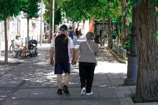      Una pareja de jubilados paseando por la calle A. Pérez Meca Europa Press Archivo