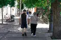 Una pareja de jubilados paseando por la calle A. Pérez Meca Europa Press Archivo