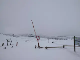 La Laguna de Peces, cubierta de nieve este viernes