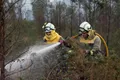 Agentes de los equipos de bomberos trabajan en un incendio Foto: Carlos Castro - Europa Press