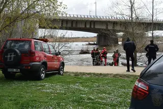 Bomberos busqueda río