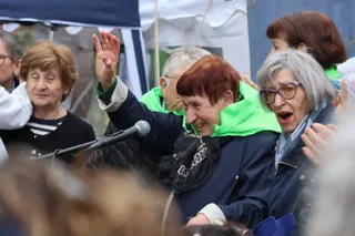 Margarita Coco, pregonera de las fiestas de San José Obrero 2026, saludando al público