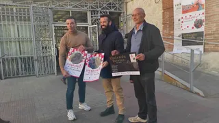 El flamenco impregnará durante estas Navidades el Mercado de Abastos de Zamora. David Gago, concejal de Promoción Económica, junto a Óscar Martín y Bernardino Domínguez, industriales.