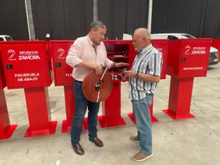 Entrega del primer lote de armarios equipados con material para la extinción de incendios. Archivo