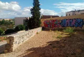 El PSOE denuncia el “completo abandono” del mirador de la calle Pizarro