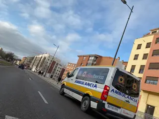 Una ambulancia en la Ronda de la Feria
