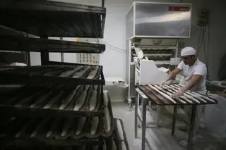      Un trabajador prepara barras de pan en el obrador Europa Press. Archivo