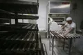 Afiliados a la Seguridad Social. Un trabajador prepara barras de pan en un obrador. Europa Press. Archivo